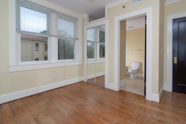 Building Photo - The Senate Club - 2 bedroom/2 bath **** MO...