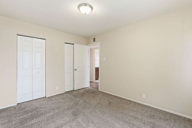 Building Photo - 2520 E Cameron Vista