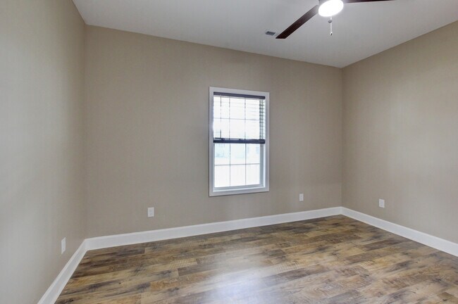 Building Photo - 135 Riverbend Dr