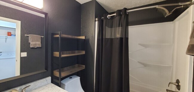 Building Photo - Maplewood Hills 2 Bedroom End Unit Townhome