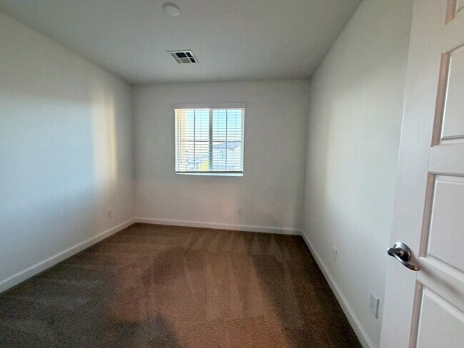 Building Photo - 3 BED 2.5 BATH 2 CAR GARAGE TOWNHOUSE FOR RENT LOCATED IN CADENCE MASTER COMMUNITY