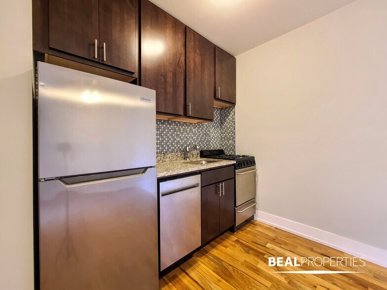 Building Photo - 819 W Cornelia Ave