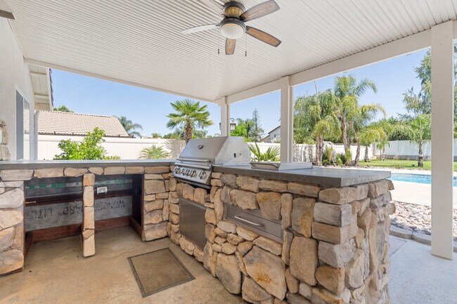 Building Photo - 422 Tartan Way