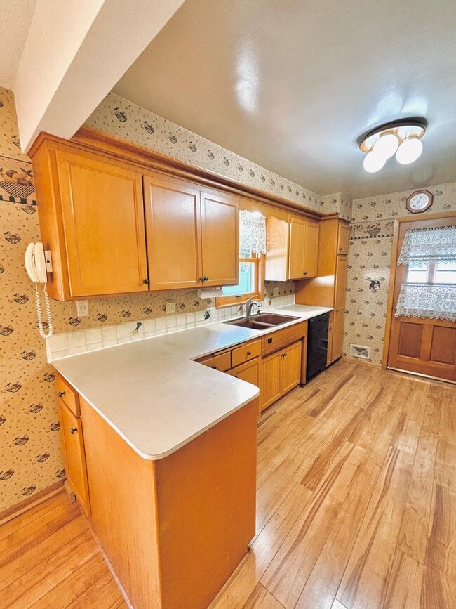Building Photo - Sprawling 3bedroom 2bath Home in Roseville...