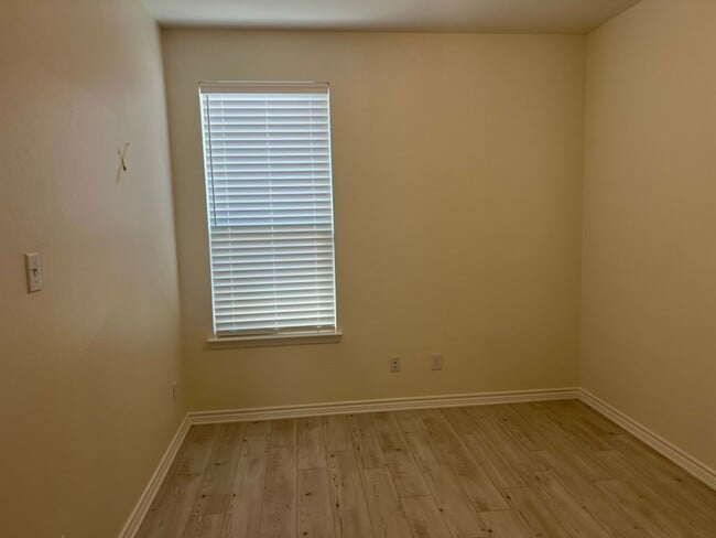 Building Photo - 114 E Granite Shrs Dr