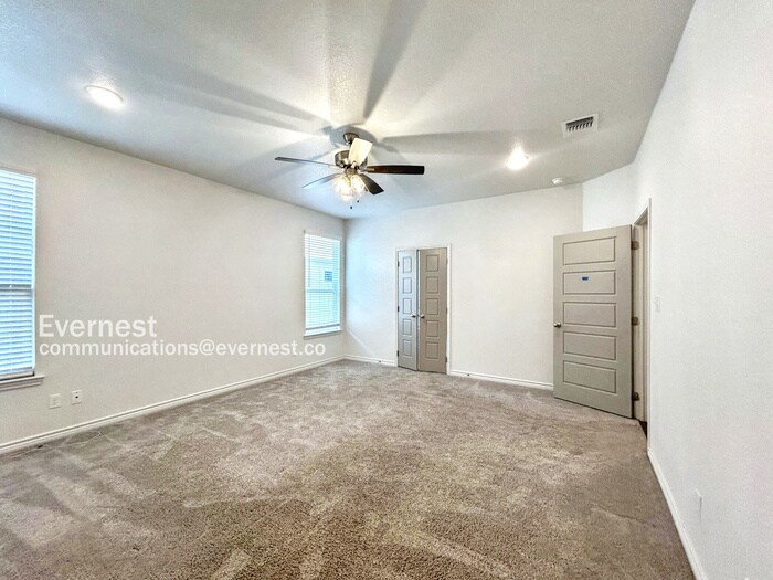 Building Photo - 2216 Hornbeam St