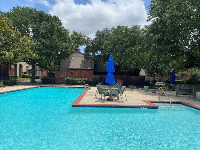 Building Photo - 7447 Cambridge St