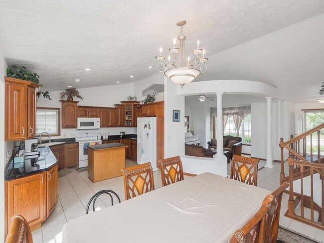 Building Photo - 5 Bedroom, 3 Bath Single Family Home