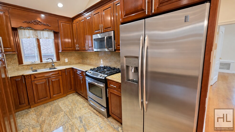 Building Photo - Bright Whitestone 3-Bedroom with Vaulted Ceilings & a Covered Balcony