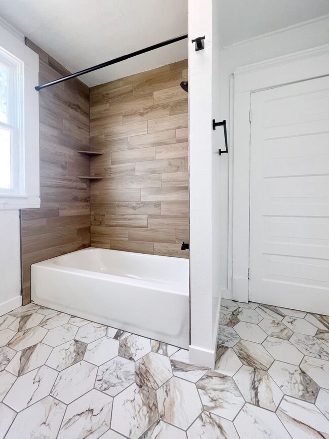 Building Photo - RENOVATED 3 BD Bungalow in MidTown!