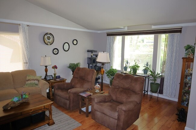 Building Photo - Oroville-Furnished-Turnkey-3 bedroom 2 bath home, hot tub, gazebo, landscaped yard, solar