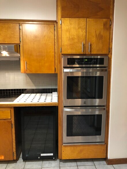 Double oven and wine fridge - 2842 SW 1 Ave