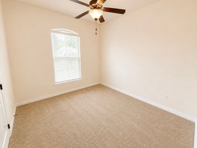 Building Photo - 922 Antler Dr