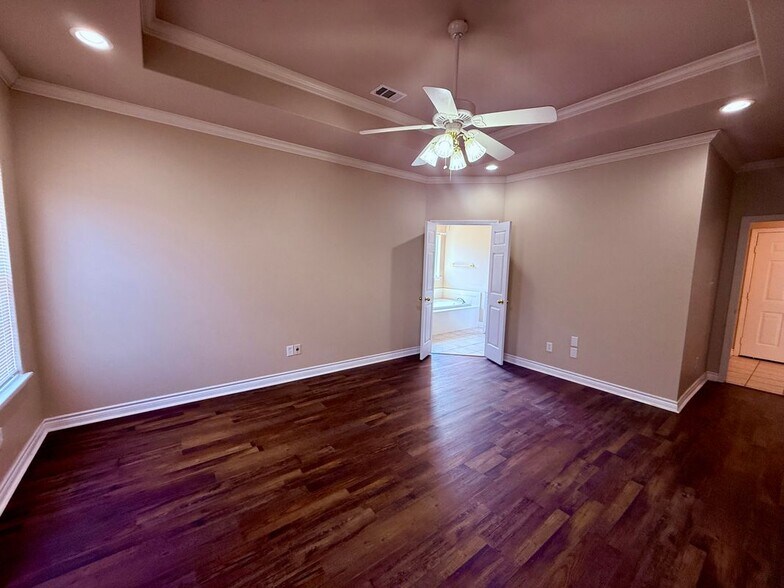 Building Photo - 587 Long Beach Dr