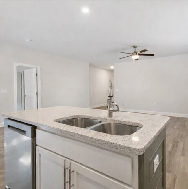 Building Photo - 104 Simon Cir