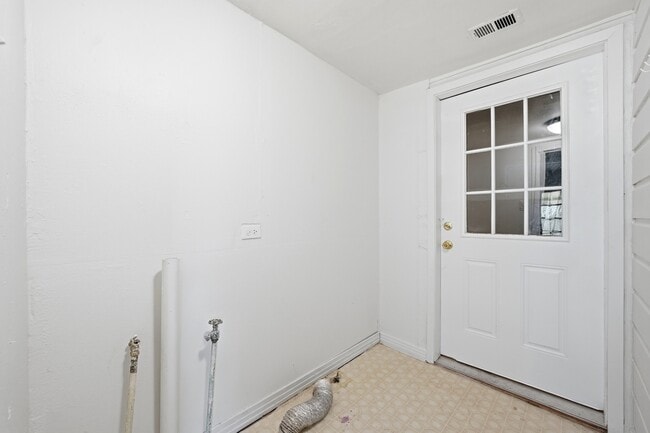 Building Photo - 4020 Maple Ave