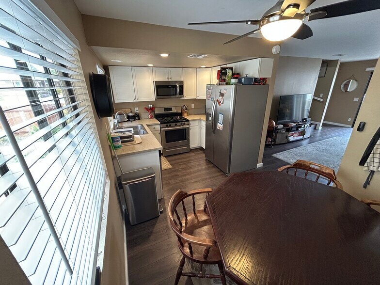 Kitchen and dinette - 4517 College Way