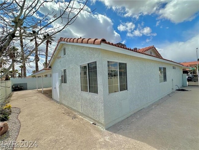 Building Photo - 401 Holcomb