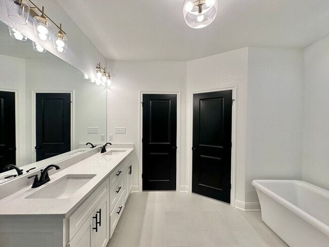 Building Photo - Available Now! Luxurious 3 Bedroom 2 Bath ...