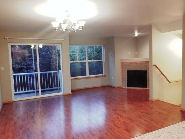 Building Photo - Beautiful 3 beds/ 2 bath townhome for rent !