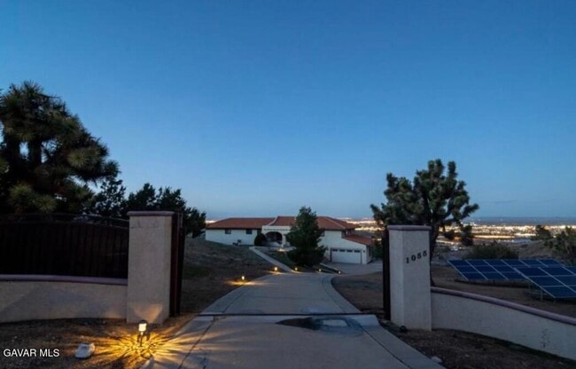 Building Photo - 1055 Lakeview Dr