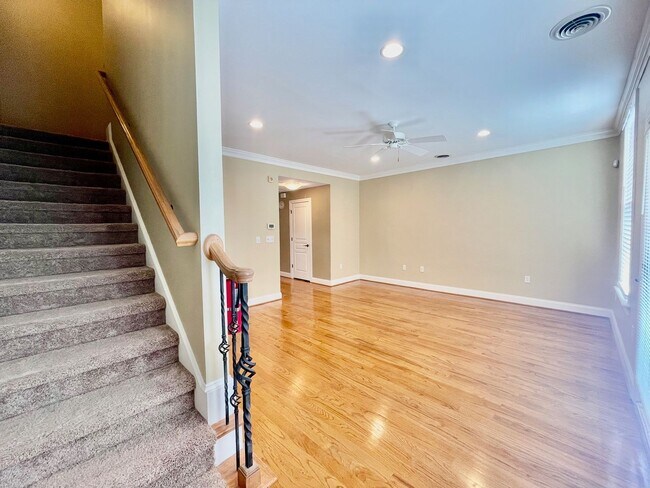 Building Photo - 3 Bedroom 2.5 Bath in the Vista