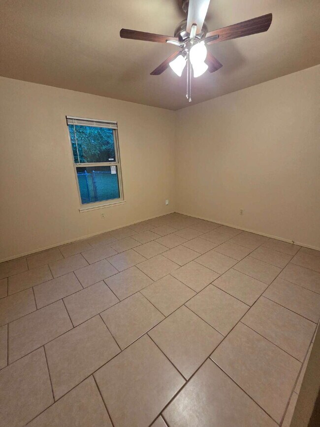Building Photo - "Charming 2-Bed Sanctuary with Guest Suite in Weatherford – Your Cozy Retreat Awaits!"