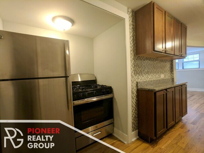 Building Photo - 4407 N Wolcott Ave