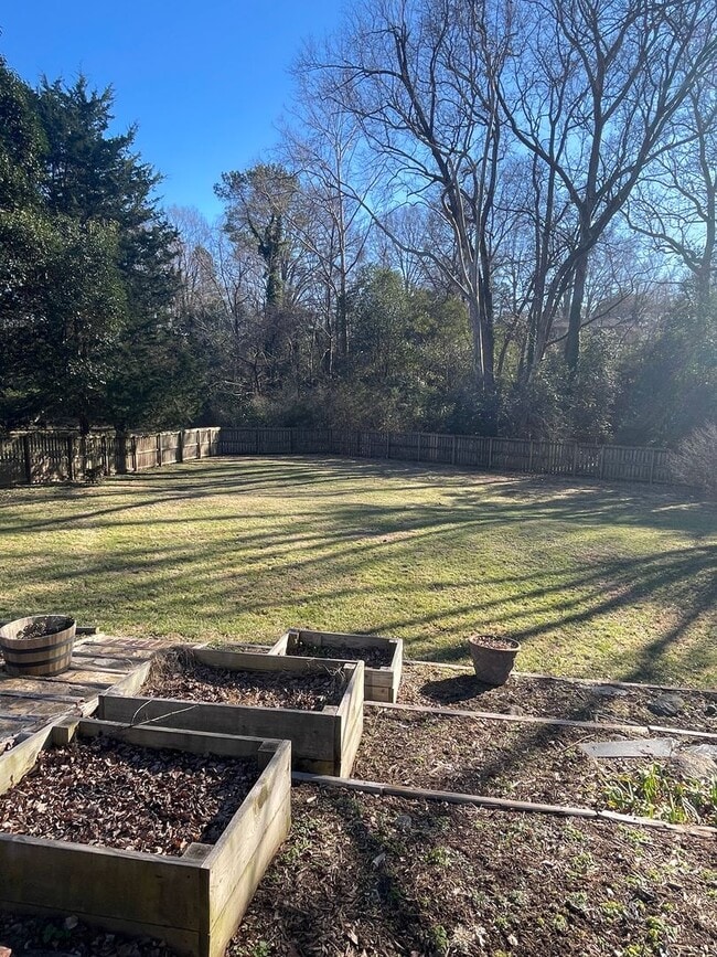 Building Photo - 3 BR Brick Ranch with Fenced Yard in Starm...