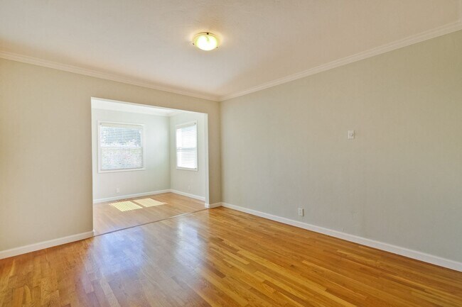 Building Photo - Awesome Home Located in a Quiet Tree Line ...
