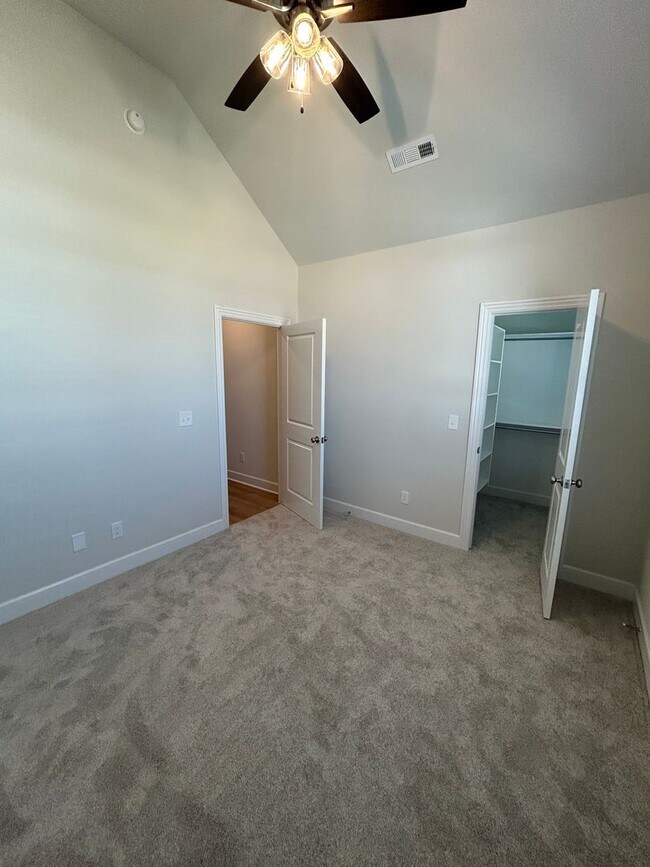 Building Photo - Beautiful Bentonville Home! 4 Bedrooms, 2....