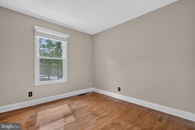 Building Photo - 305 Williamsburg Ct