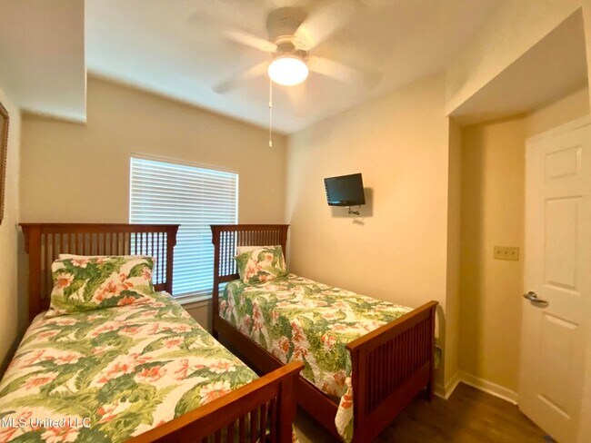 Building Photo - 2228 Beach Dr