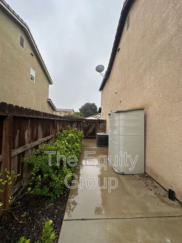 Building Photo - 3842 W Buena Vista Ave