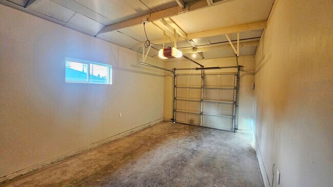 Building Photo - Beautifully Remodeled 3 Bed 2 Bath Rambler in Eastgate, Bellevue