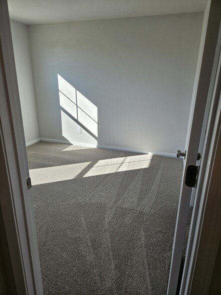 Building Photo - 530 Light Oak Way