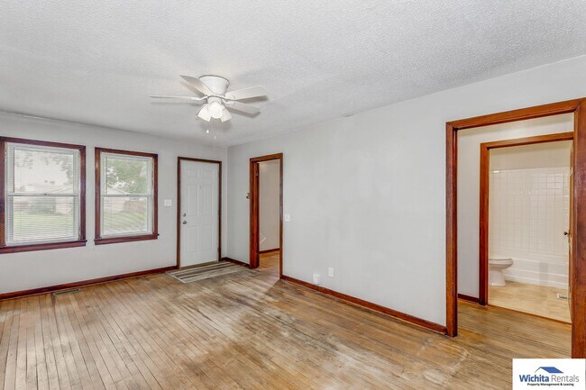 Building Photo - 2 bedroom 1 bathroom home with a large gar...