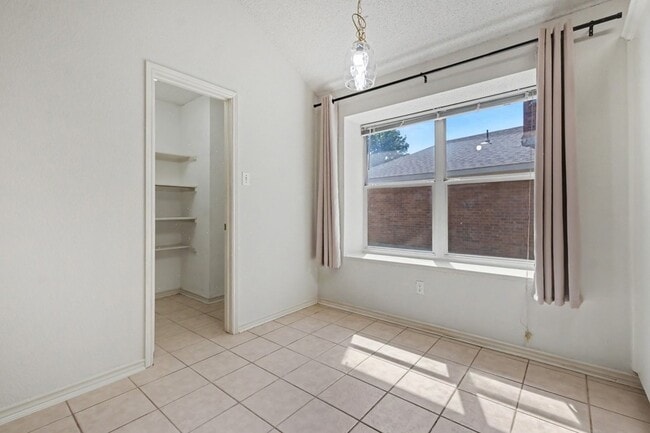Building Photo - 1306 Woodmont Dr