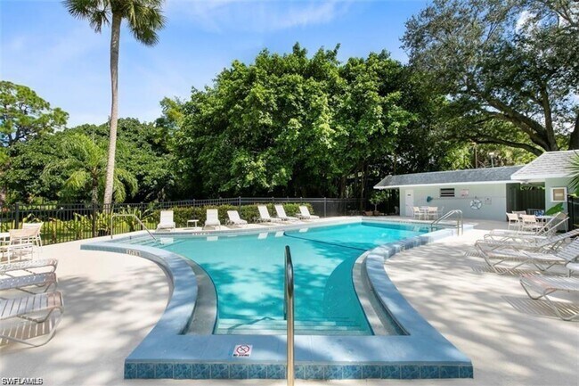 Building Photo - 2/2 Condo close to downtown Bonita