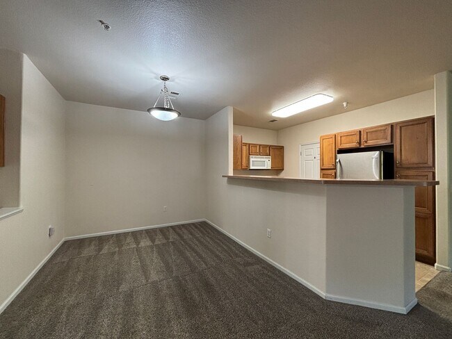 Building Photo - Large 3 bedroom condo with 2 bathrooms!