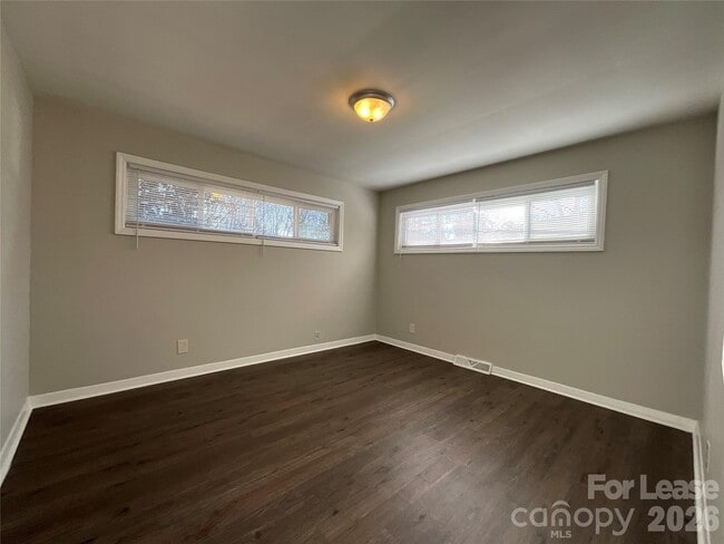 Building Photo - 520 Blendwood Dr