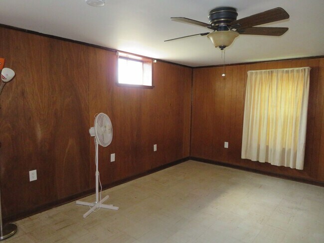 Building Photo - 412 Macarthur Avenue