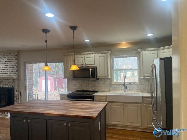 Building Photo - 7110 Jones Valley Dr SE