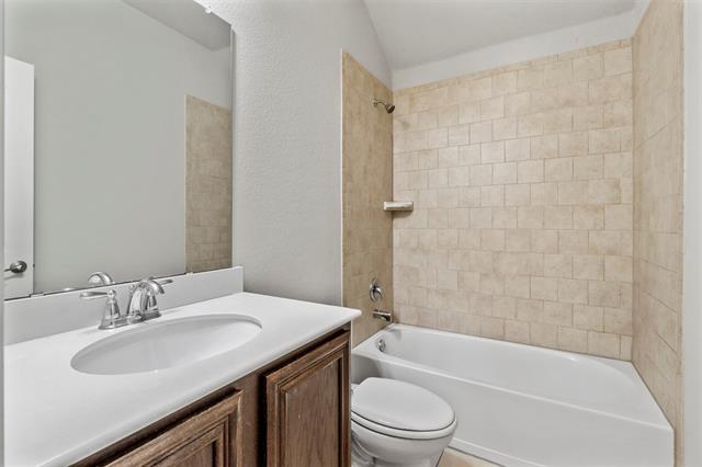 Building Photo - 3020 Oakcrest Dr