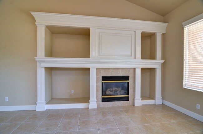 Building Photo - Immaculate Home off of Shepherd & Locan