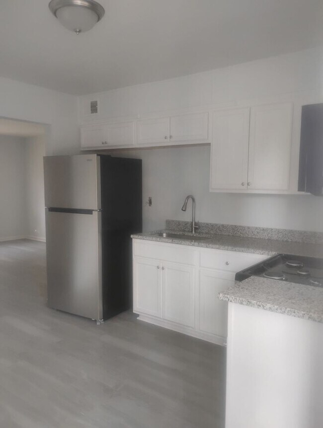 Building Photo - Discover Your New Home at Dodson Courtyard Apartments! 1 & 2 Bedroom Spring Specials!