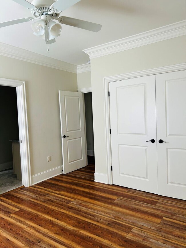 Building Photo - 220 Labarre Dr