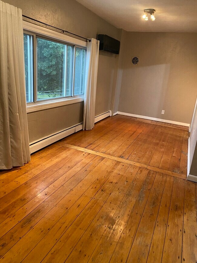 Building Photo - 455 Frankfort St