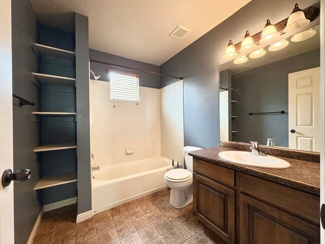 Building Photo - Modern 2 Bed Townhome | Garage, Views & Easy I-15 Access!