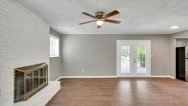 Building Photo - Beautiful 3 bedroom / 1.5 bath
